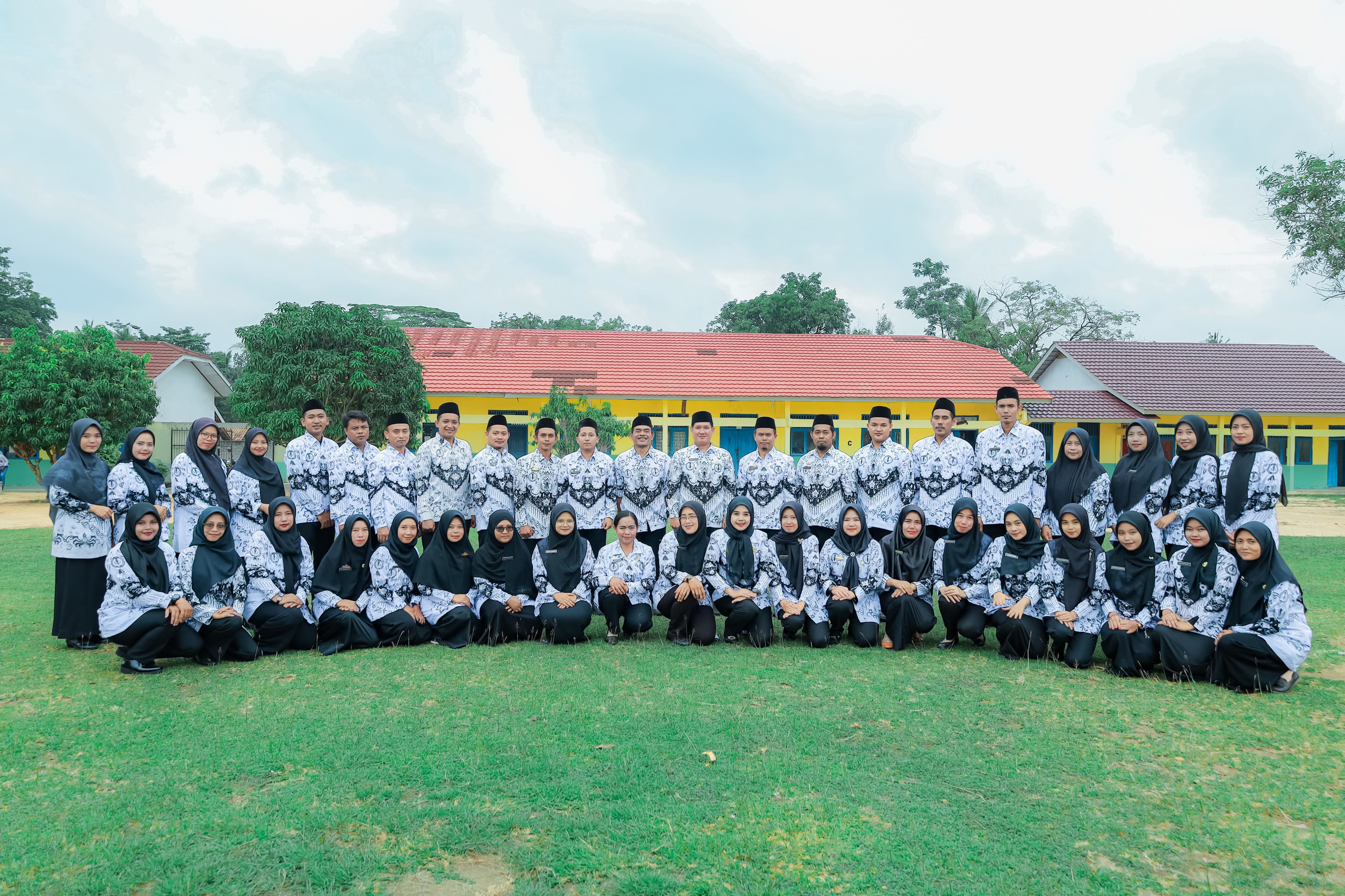 SEMARAK PERINGATAN HARI GURU NASIONAL DI SMKN 1 NEGARA BATIN