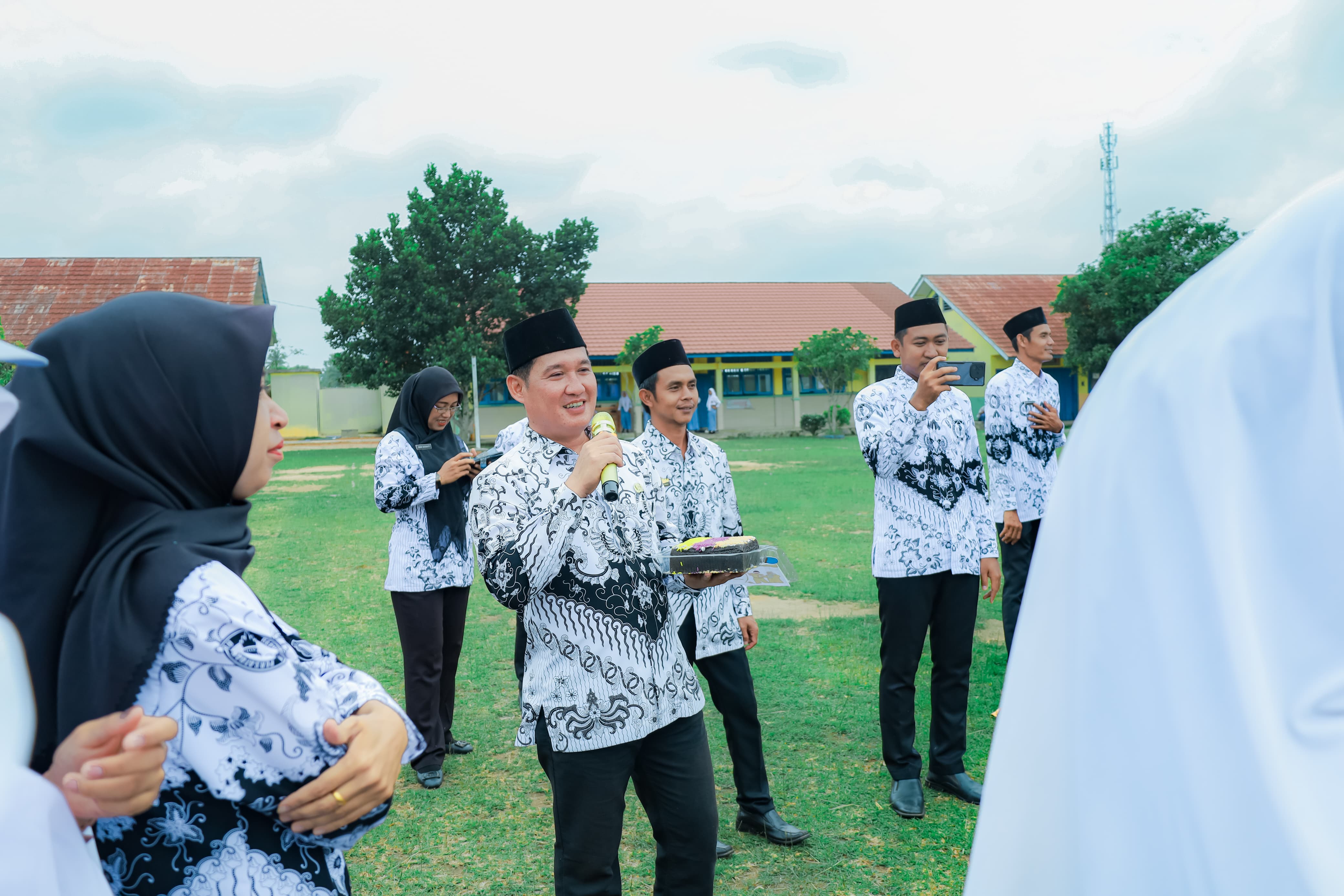 SEMARAK PERINGATAN HARI GURU NASIONAL DI SMKN 1 NEGARA BATIN SEMARAK PERINGATAN HARI GURU NASIONAL DI SMKN 1 NEGARA BATIN